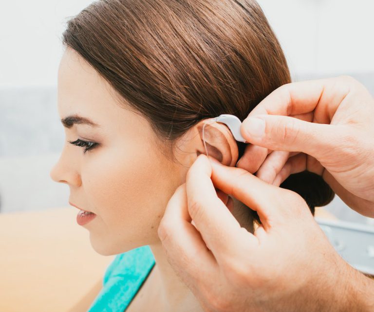 بررسی تخصصی جدیدترین تکنولوژی‌های هوشمند در سمعک‌ها: فراتر از یک ابزار شنیداری